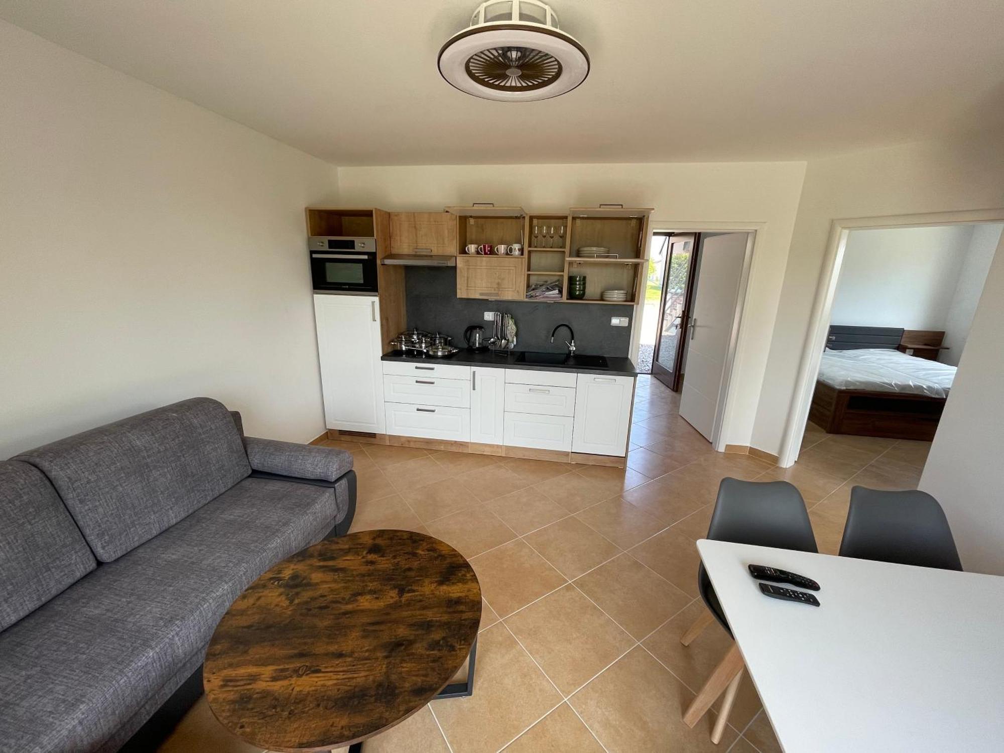Lake View Apartments Near Golf Resort Kuneticka Hora, Dritec Pardubice Phòng bức ảnh
