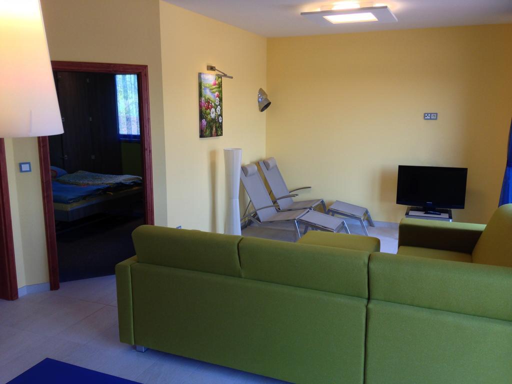 Lake View Apartments Near Golf Resort Kuneticka Hora, Dritec Pardubice Phòng bức ảnh