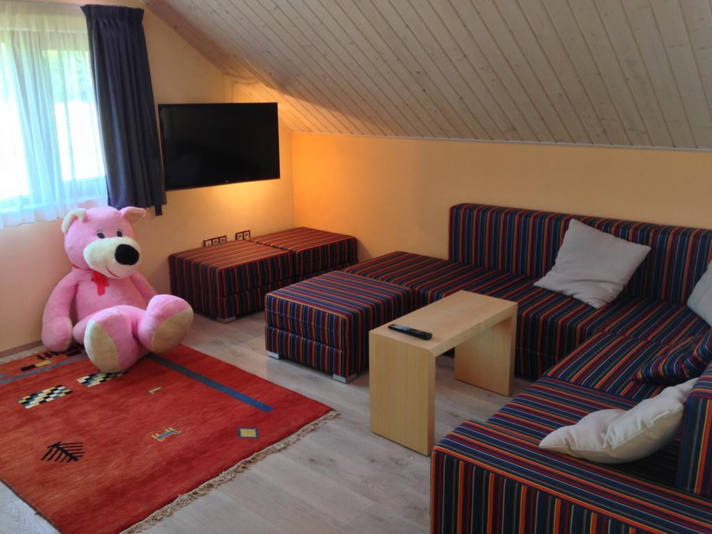Lake View Apartments Near Golf Resort Kuneticka Hora, Dritec Pardubice Phòng bức ảnh