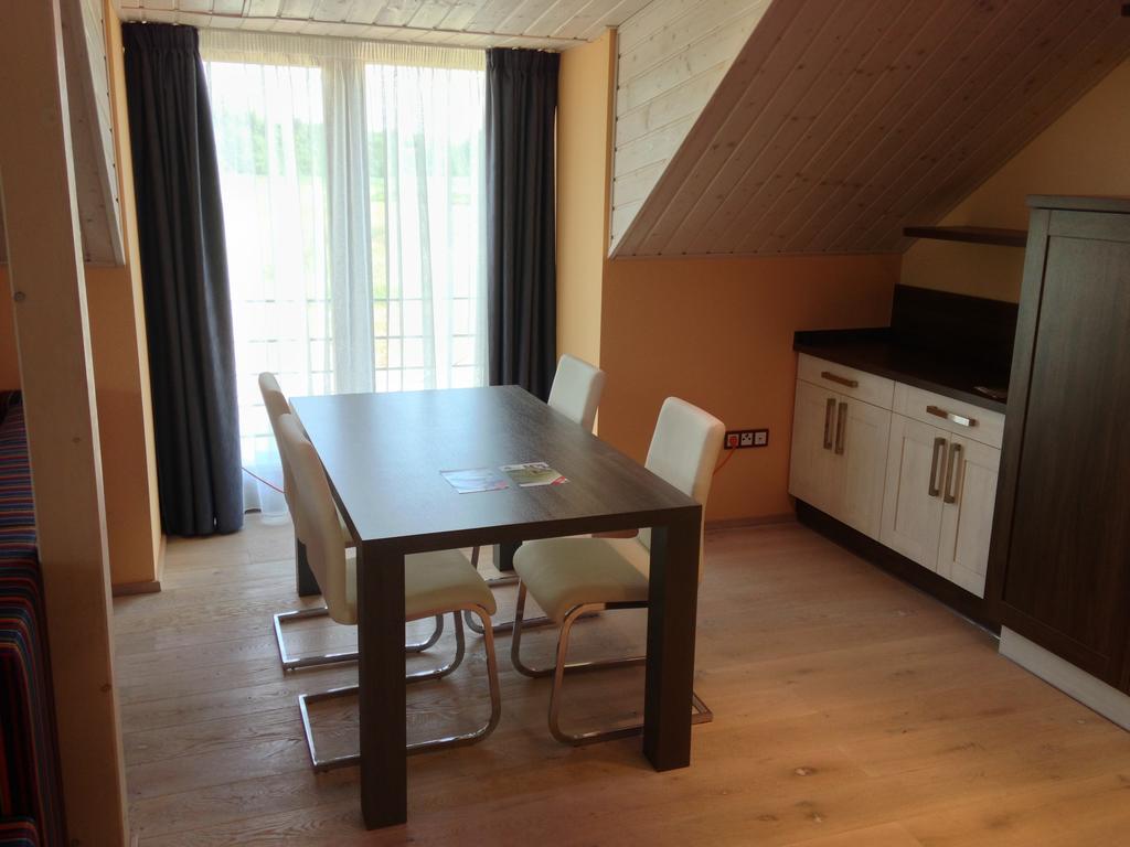 Lake View Apartments Near Golf Resort Kuneticka Hora, Dritec Pardubice Phòng bức ảnh