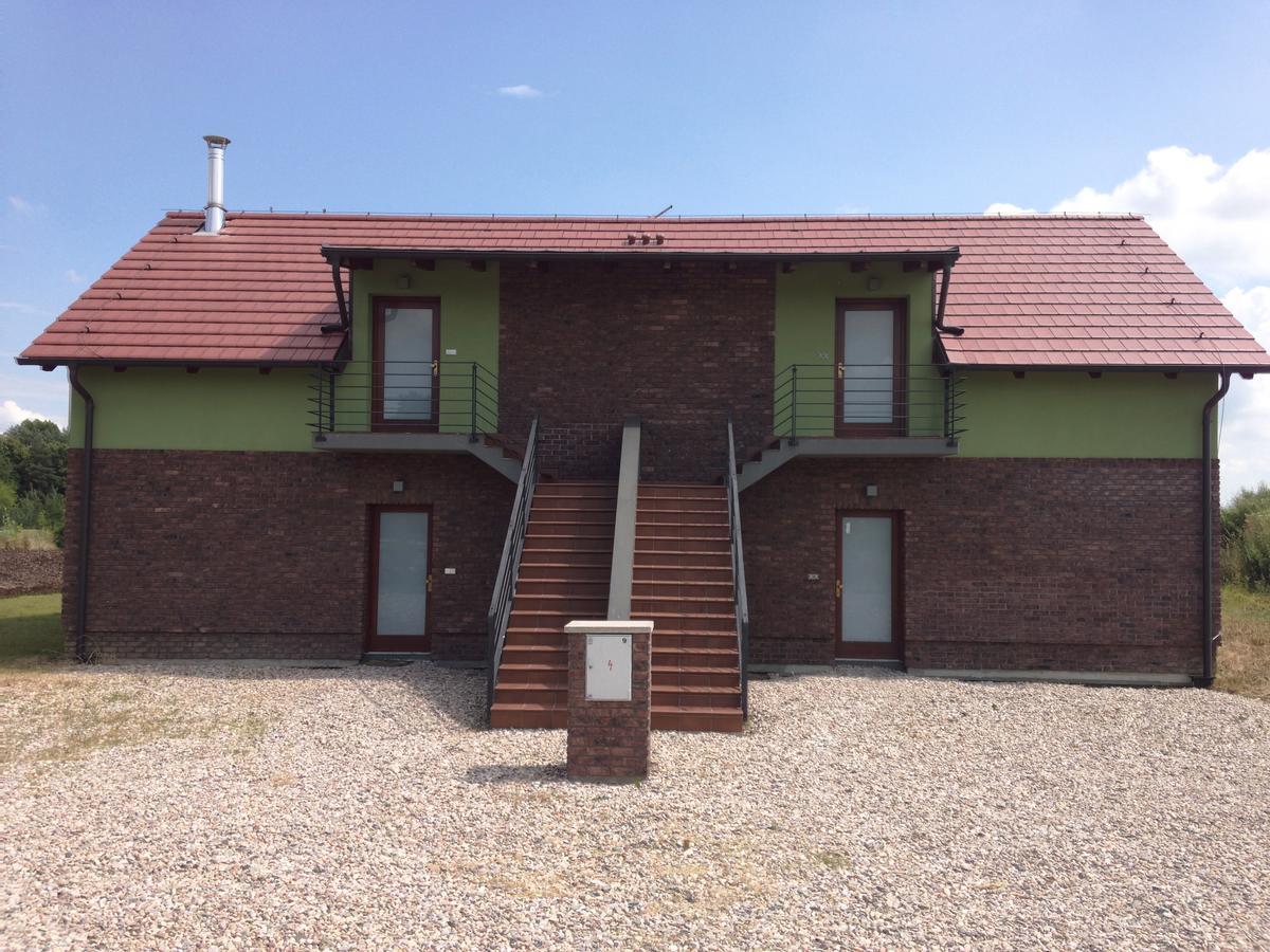 Lake View Apartments Near Golf Resort Kuneticka Hora, Dritec Pardubice Ngoại thất bức ảnh